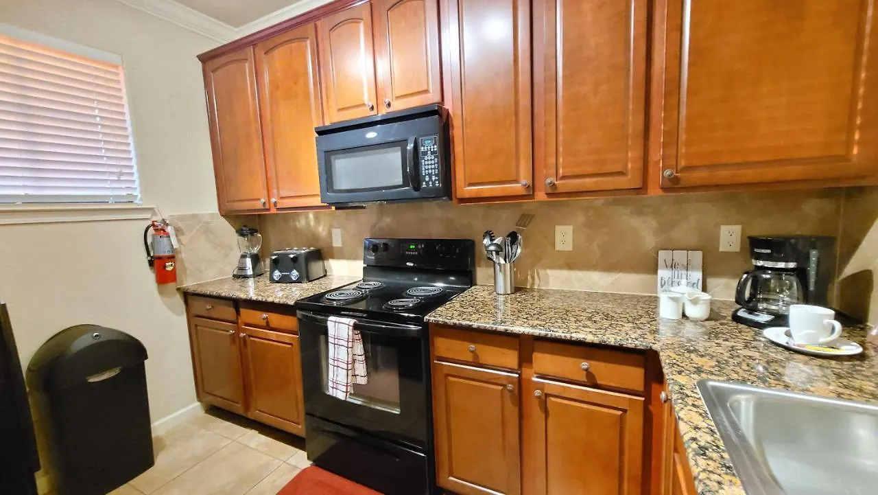 Disney Just 8 Miles Away, Washer, Dryer, Kitchen, Living Room, Two Pools, Fitness Room Davenport United States
