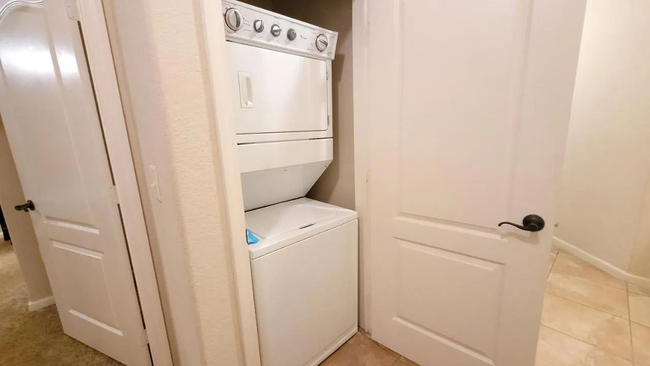 Disney Just 8 Miles Away, Washer, Dryer, Kitchen, Living Room, Two Pools, Fitness Room Davenport